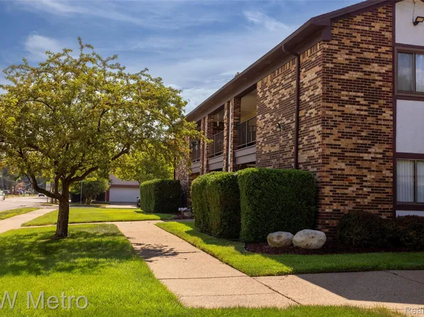 29948 Utica Rd, Roseville, MI 48066