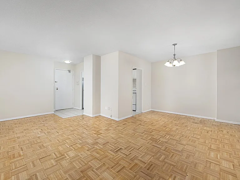 1441 Lawrence Ave E — Photo 6