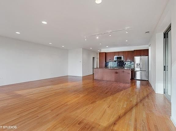4th image of 1422 N La Salle St #403