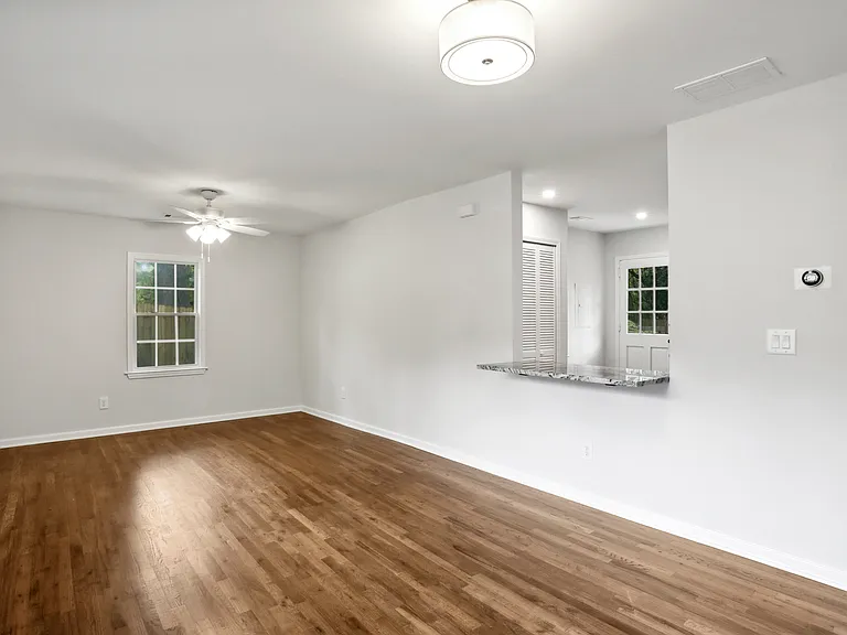 627 Scott Cir — Photo 8