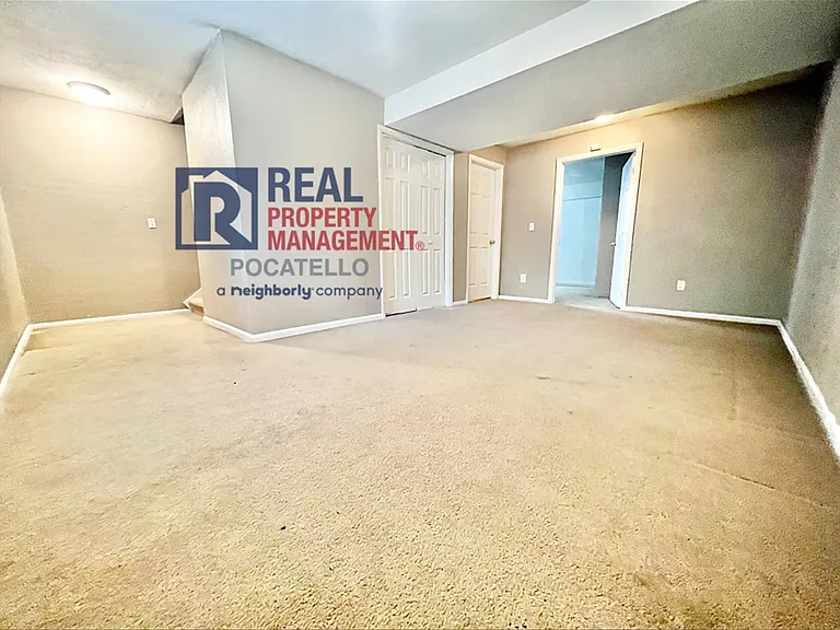 641 W Lewis St — Photo 13