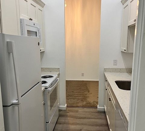 4th image of 420 N Civic Dr APT 302