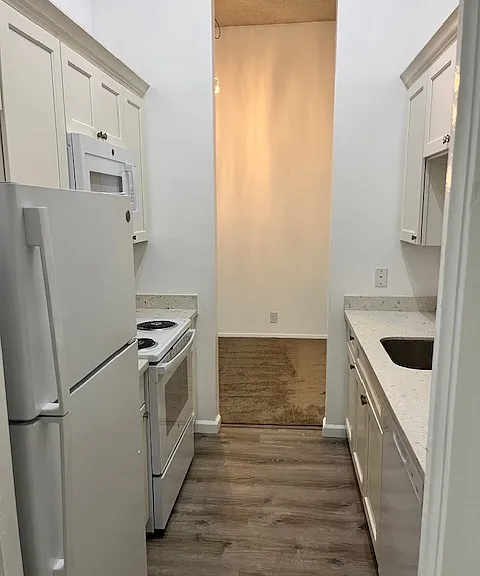 420 N Civic Dr #302 — Photo 4