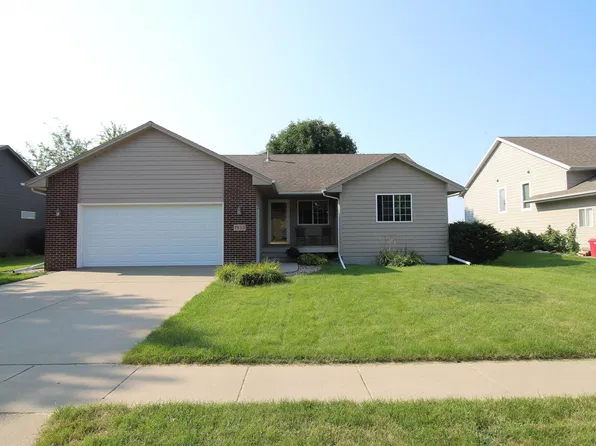 1933 E 63rd St, Sioux Falls, SD 57108