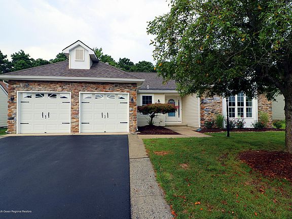 2nd image of 33 Narberth Way