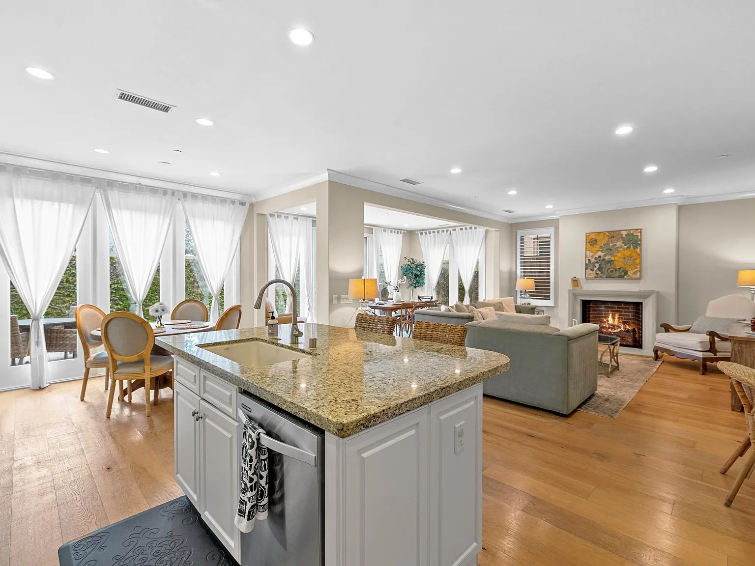 3 bed, 2.5 bath, 2022 sqft, $6,000 — Photo 2