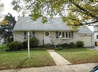 4 Norma Ln, Farmingdale, NY 11735