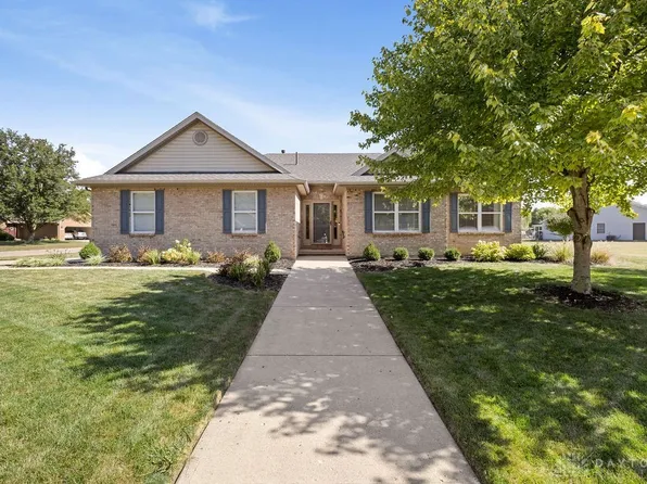 1097 Dickerson Dr, Troy, OH 45373