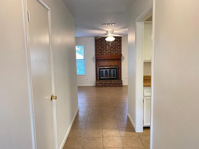 2733 Davis Ave — Photo 7