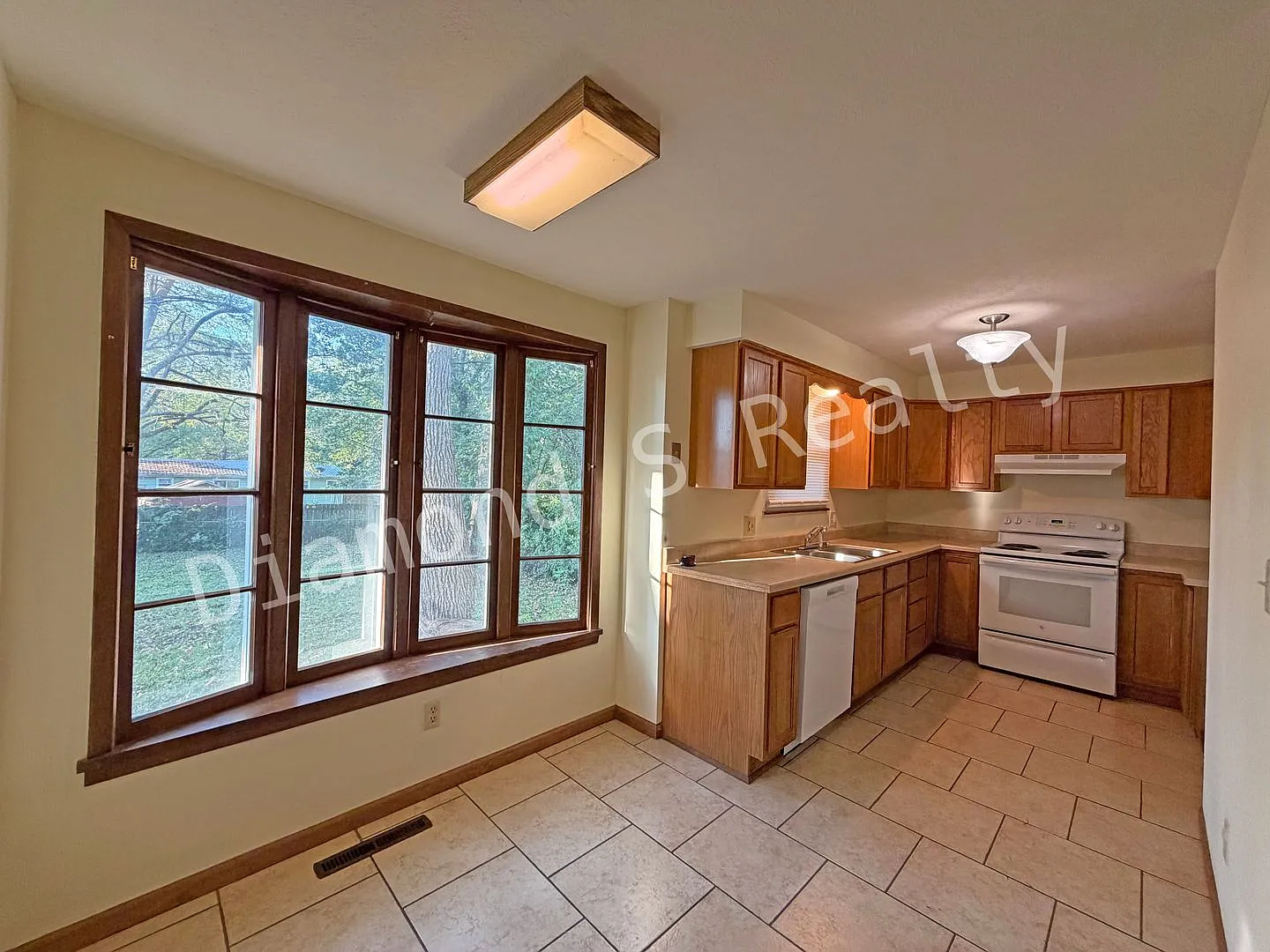 Charming 3 bedroom Home near Hwy 65 and Cherry! — Photo 4