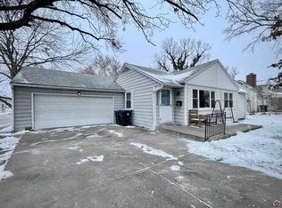 3742 SW Huntoon St, Topeka, KS 66604