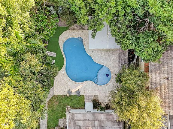 4th image of 300 SW 11th Street