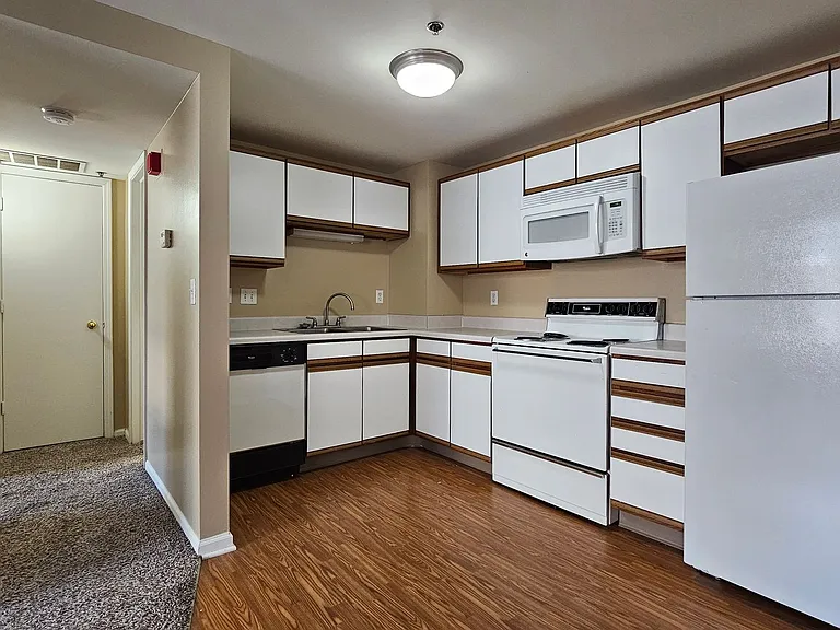 Kensington Tower Apartments — Photo 13
