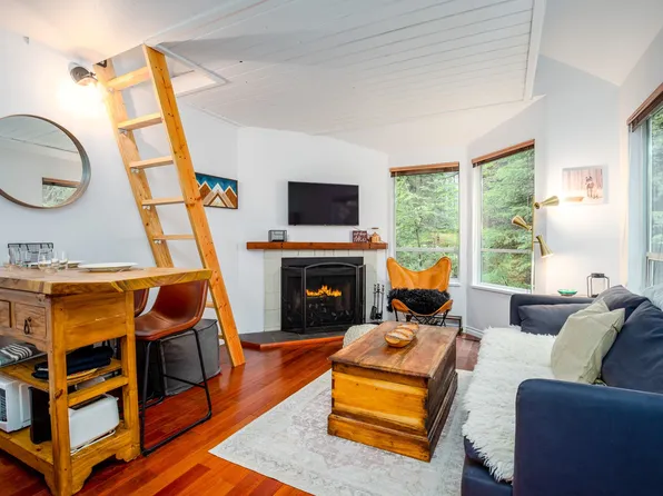 2247 Sapporo Dr #4, Whistler, BC V8E 0B5