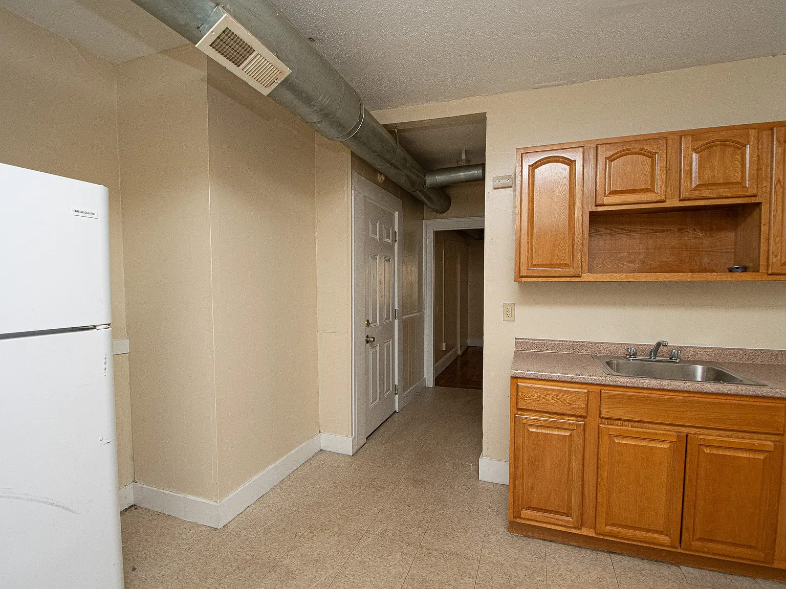 2 bed, 900 sqft, $1,400 — Photo 2