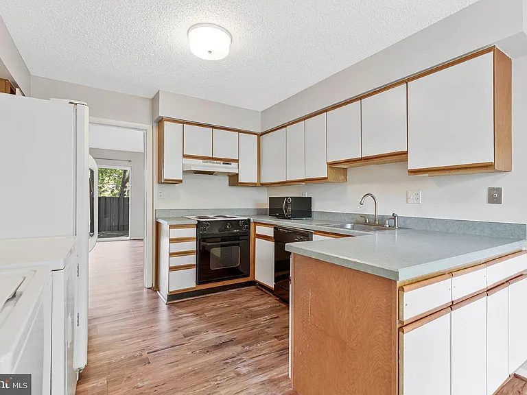 2202 Southgate Sq — Photo 12