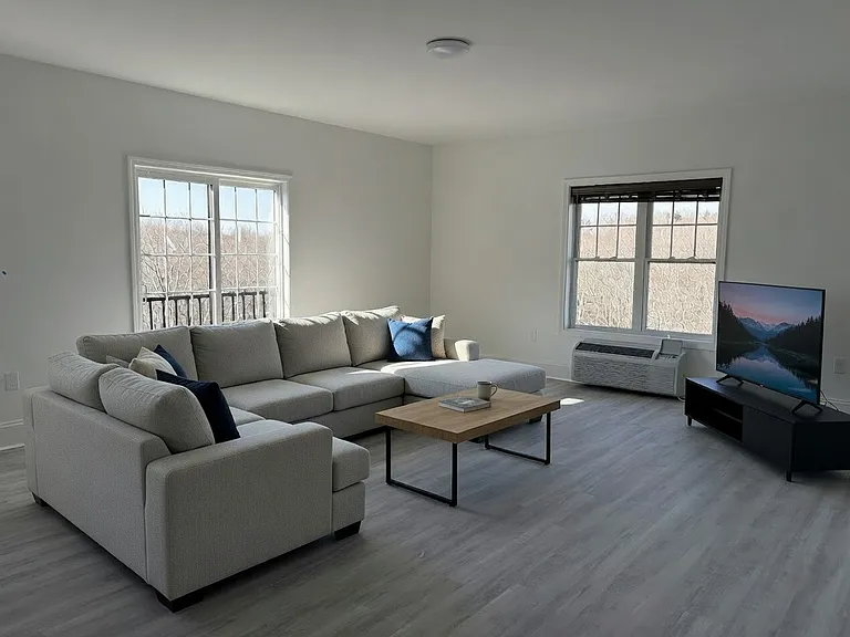 Railroad Apartments — Photo 16