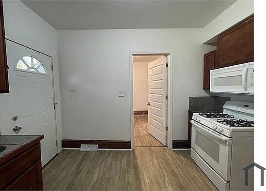 4th image of 1105 N Burdick St #A