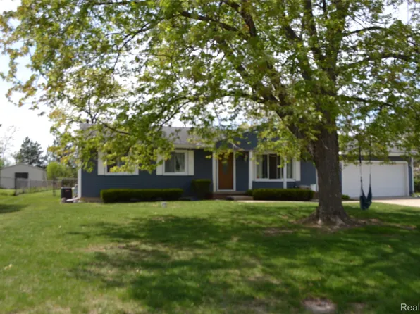 5448 Fairview Dr, Grand Blanc, MI 48439