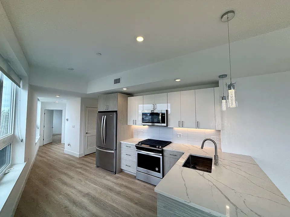386 Market St #401