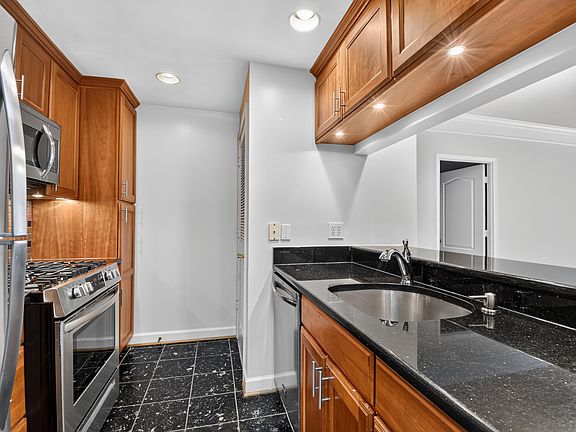 3rd image of 901 N Monroe St APT 314