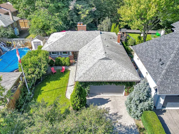 4 Ravenscrest Dr, Toronto, ON M9B 5M7