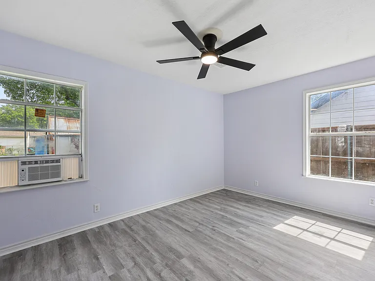 821 Travis St — Photo 23