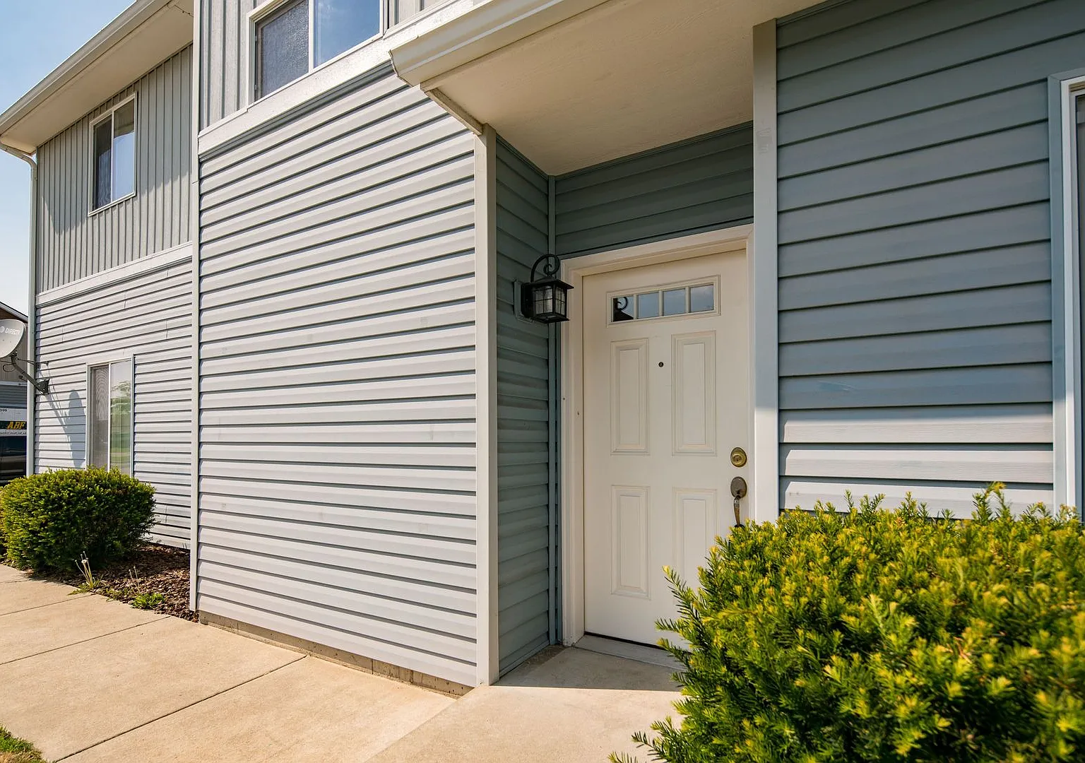 Pet-Friendly 3-Bedroom, 2.5-Bath Two-Story Home with Plank Flooring — Photo 2