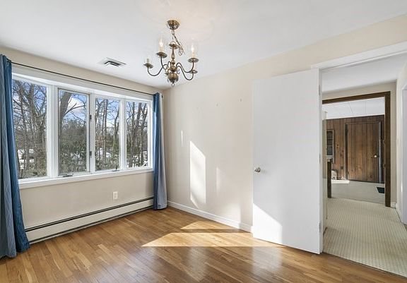 5th image of 18 Laurelton Dr