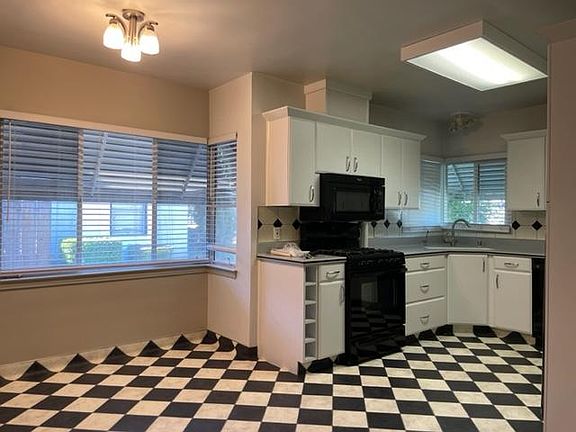 5th image of 2045 N Thorne Ave