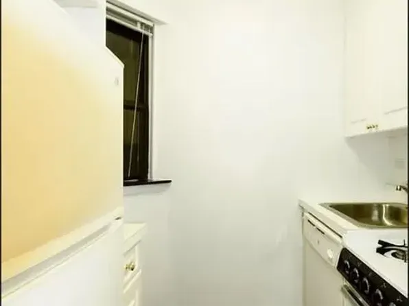 426 East 81st Street image 3 of 4