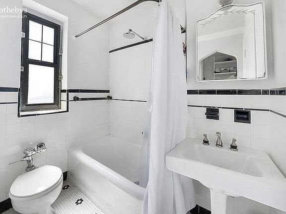 5th image of 200 E 16th St APT 12C