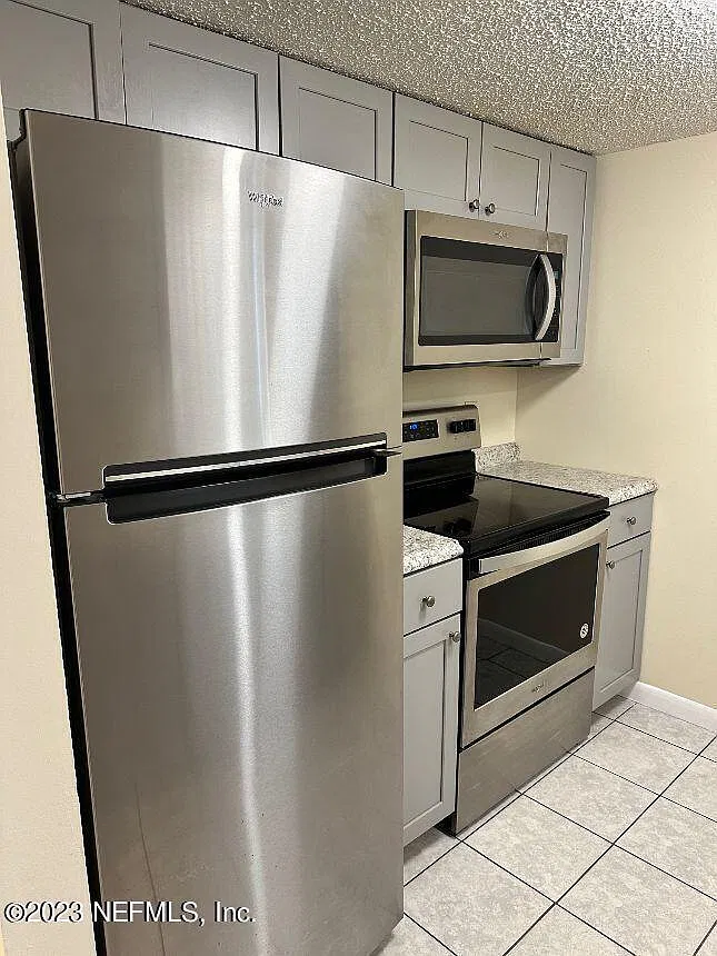 2 bed, 1.5 bath, 900 sqft, $1,300 — Photo 2