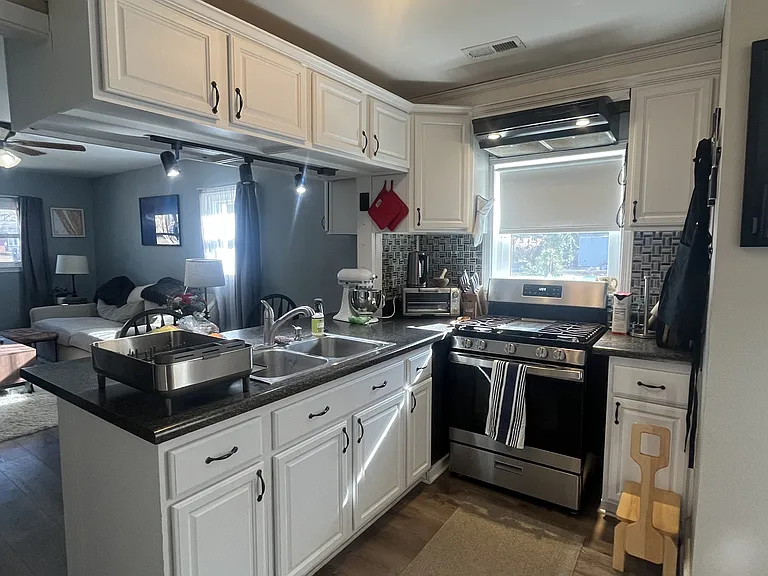 710 Forrest Dr — Photo 4