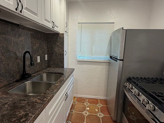 4th image of 632 N Hayworth Ave #B