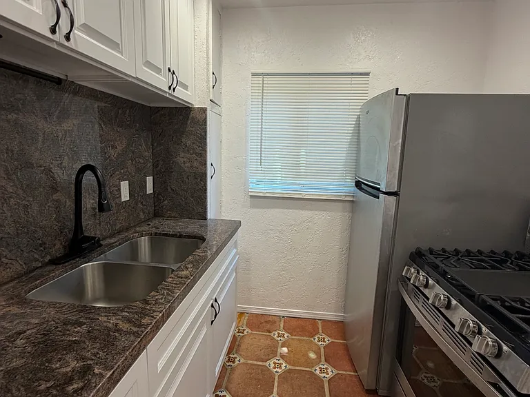 632 N Hayworth Ave #B — Photo 4