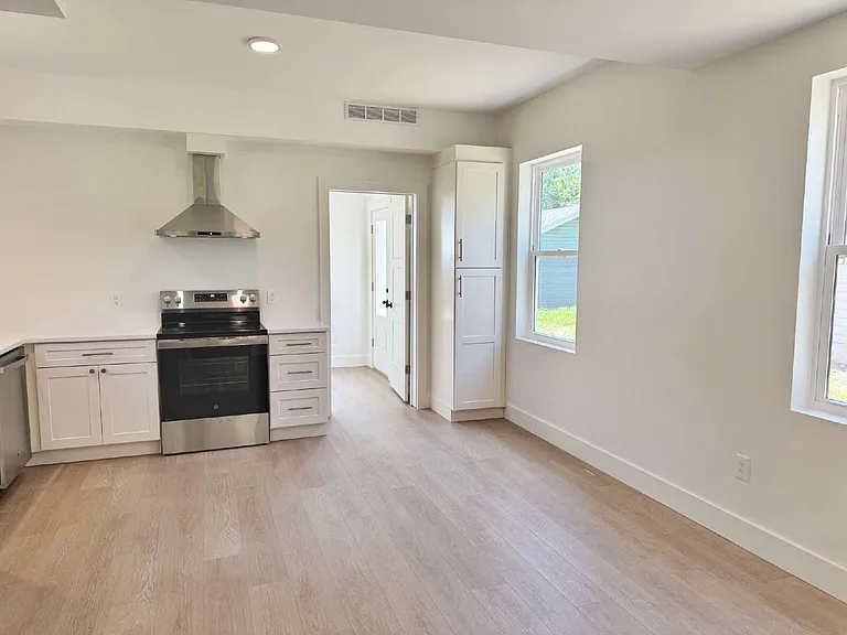 942 Alexander St — Photo 7