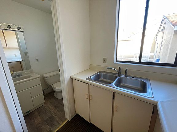 4th image of 2423 Forest Ave