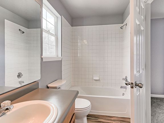 2nd image of 438 Heritage Ln Room 3
