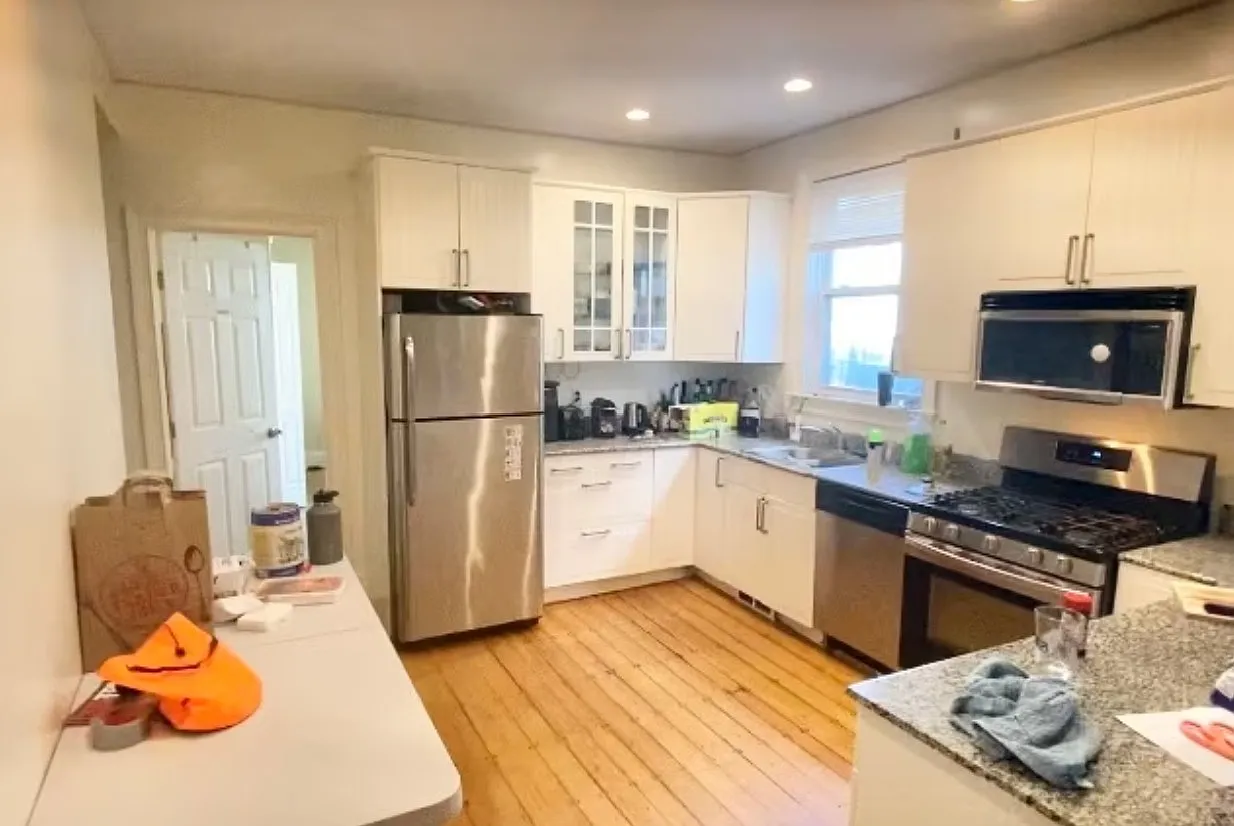 6 bed, 9999 sqft, $9,500 — Photo 1