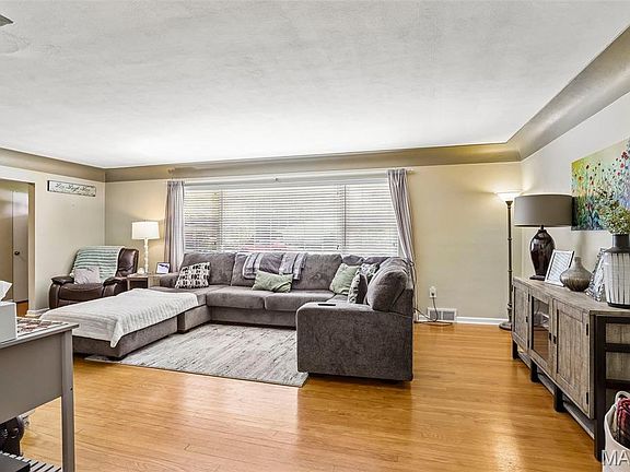 3rd image of 7 Lou Juan Dr
