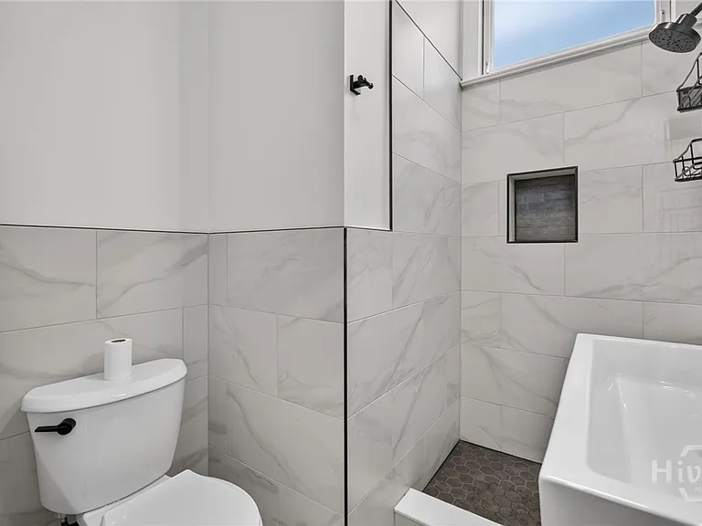 114 W Waldburg St — Photo 31