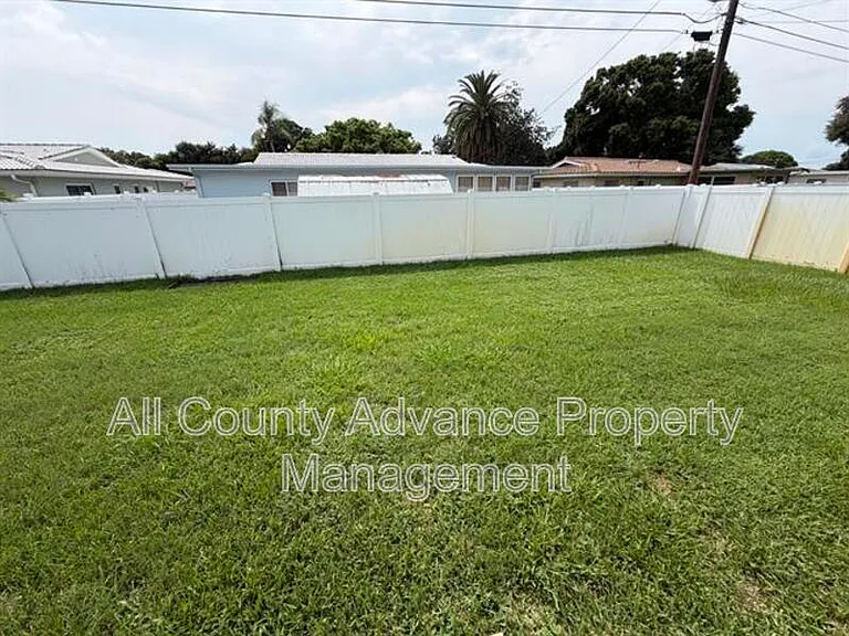 2320 Surrey Ln — Photo 2
