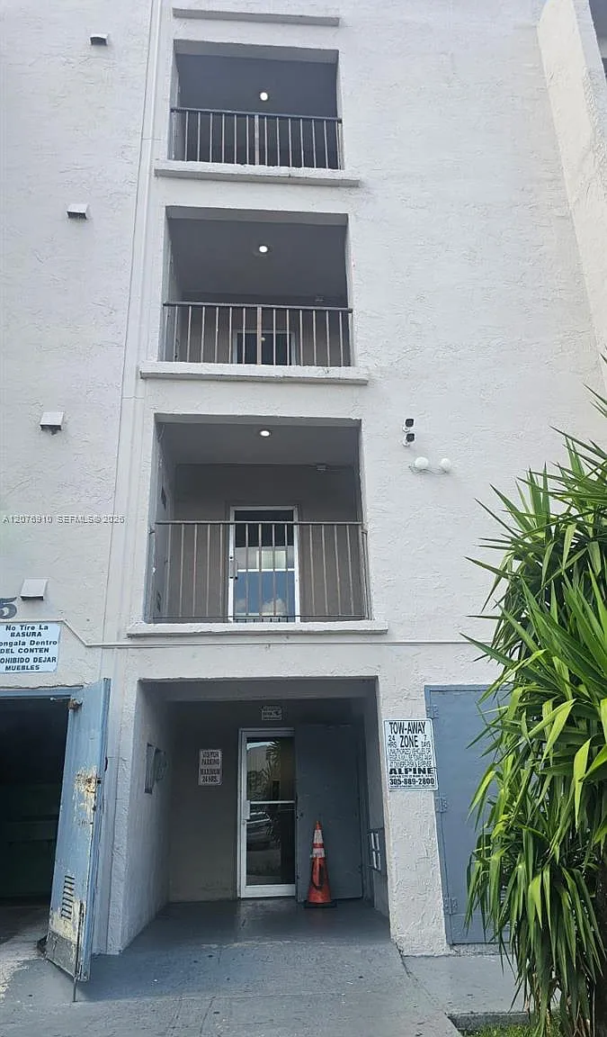 Westland Gardens Condo — Photo 2