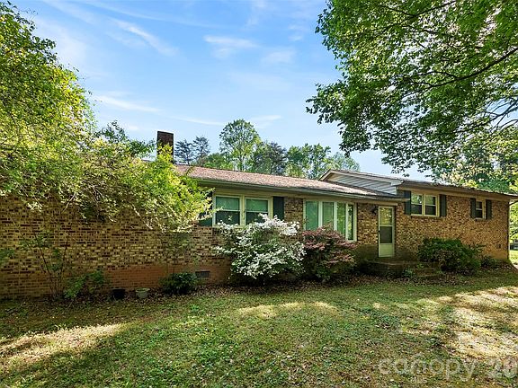 2nd image of 823 Carson Rd