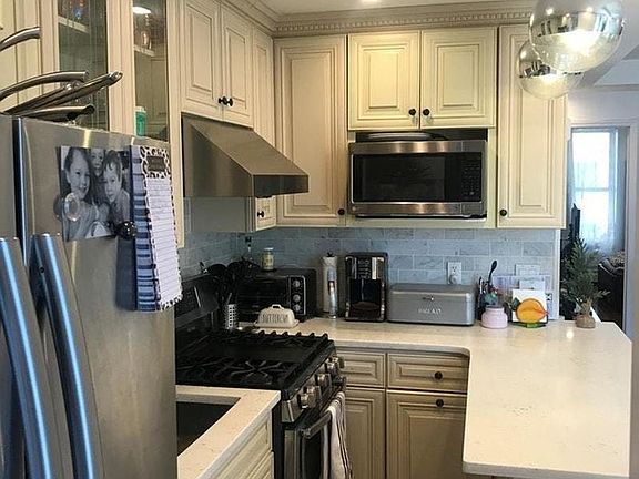 4th image of 44 Woodhull St #1