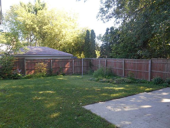 4th image of 1540 Emerald Ave NE