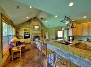 212 Forest Oak Dr, Johnson City, TX 78636