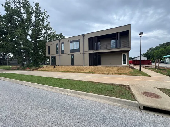 845 N Rupple Rd, Fayetteville, AR 72704