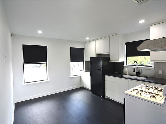 5th image of 2438 Walcott Ln